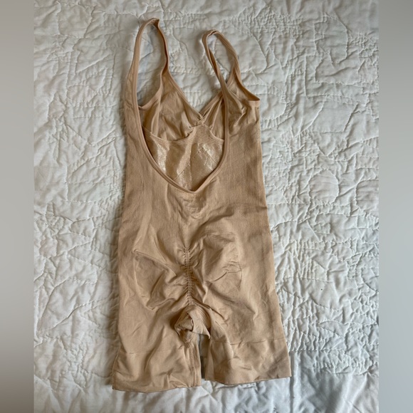 Magic Bodyfashion shapewear bodysuit with shorts and low back - Picture 4 of 4